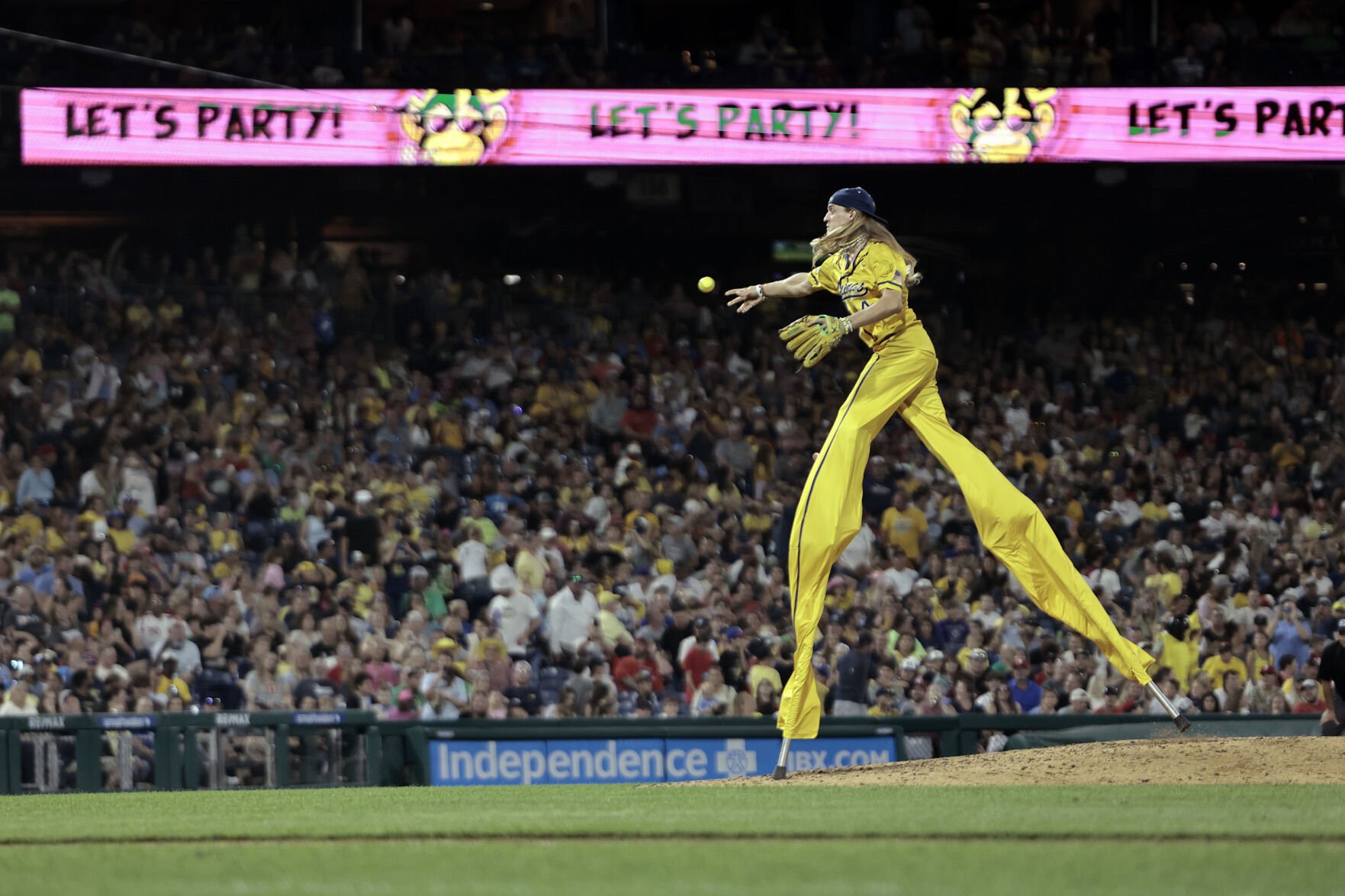 SPORTS-SAVANNAH-BANANAS-ARE-TAKING-OVER-1-PHI.jpg
